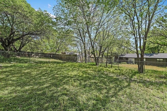 Building Photo - 6913 Shannon Dr