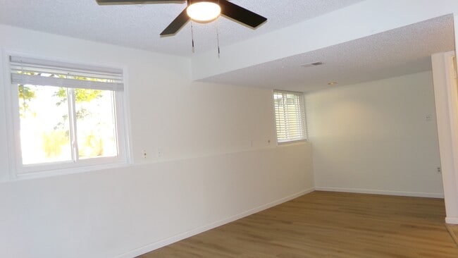 Building Photo - 924 Queens Ct