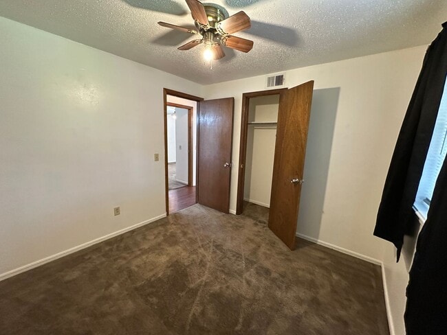 Building Photo - 4 Bed, 2 Bath house w/1 car garage