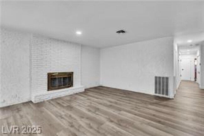 Building Photo - Spacious Single Story Home Near Sahara/Eas...