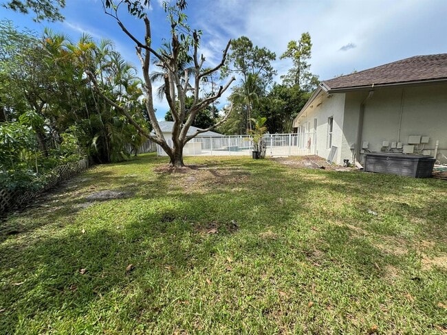 Building Photo - 969 Meadow Ave