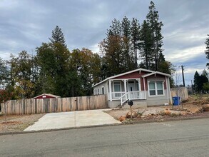 Building Photo - Newer Manufactured home, 3 bed 2 bath, Lower Magalia