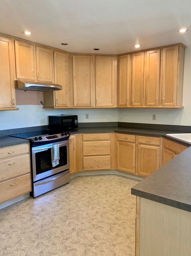 Building Photo - 635 SE Linn St