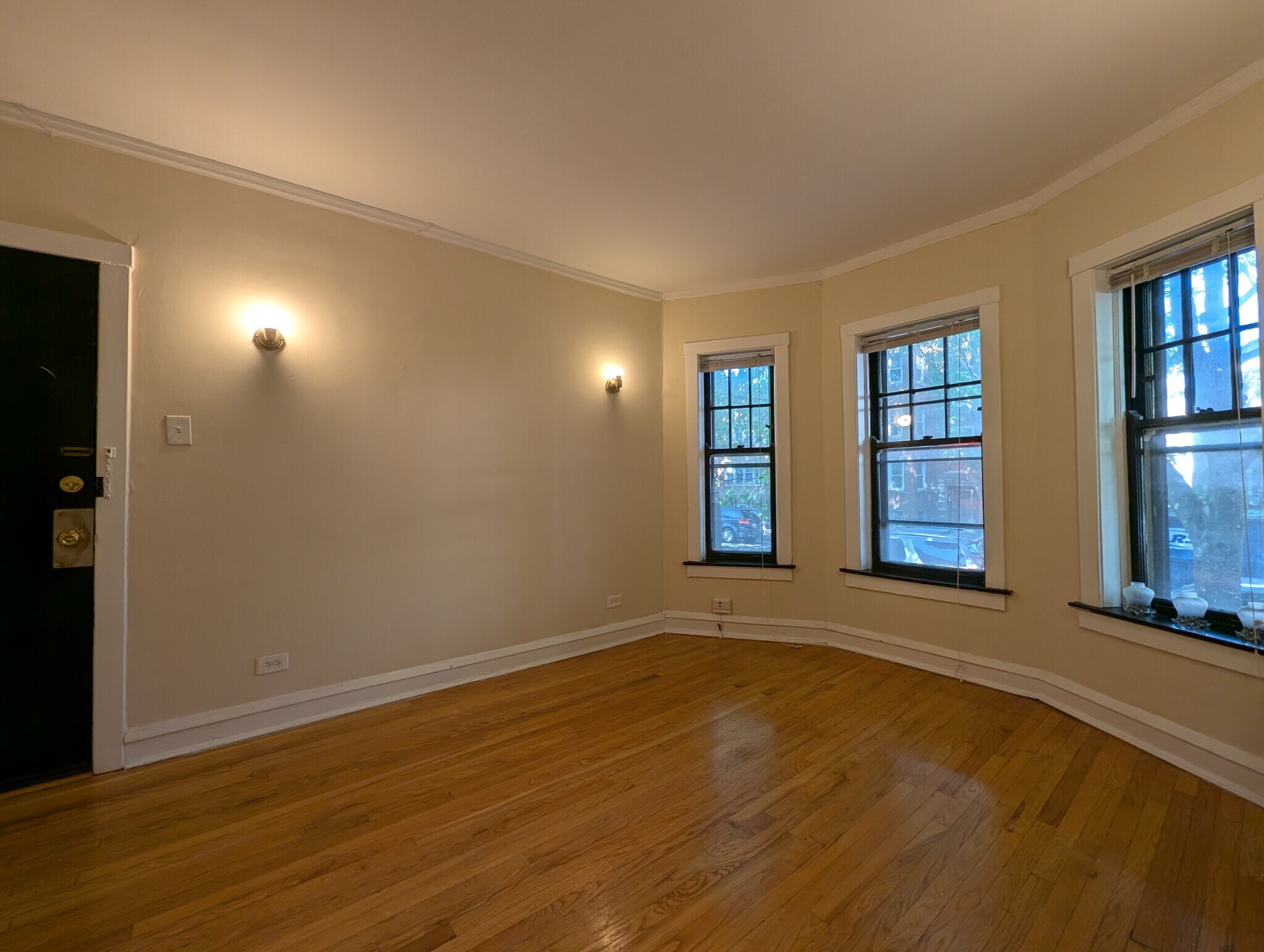 Building Photo - 2122 W Ainslie St