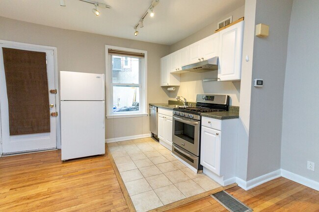 Building Photo - Charming 2 Bedroom 1 bath Row near Rittenh...