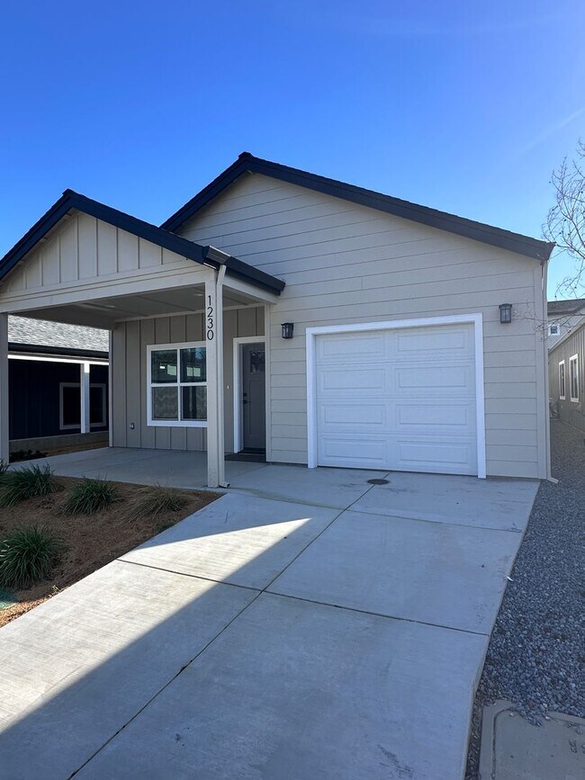 Building Photo - Newly built homes with City of Redding solar!