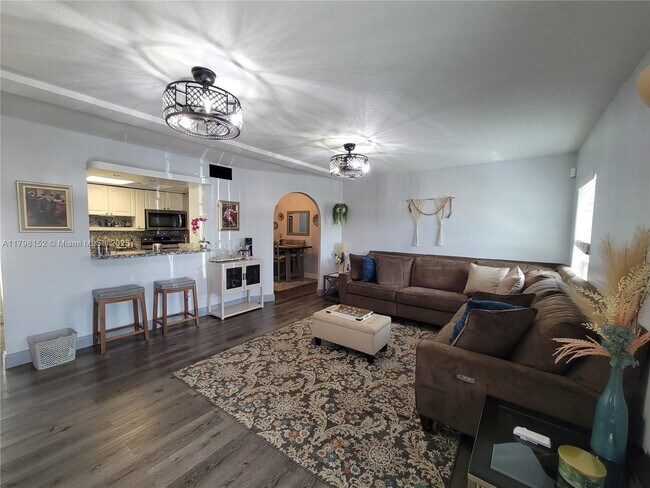 Building Photo - 6605 NW 80th Ct
