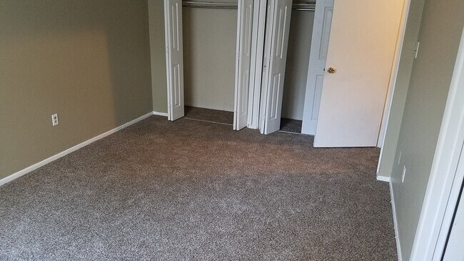 Building Photo - 20 Glenwood Dr