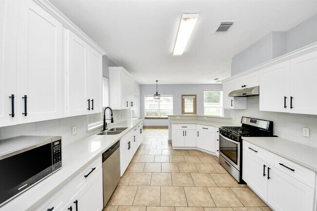 Building Photo - 2030 Winding Hollow Dr
