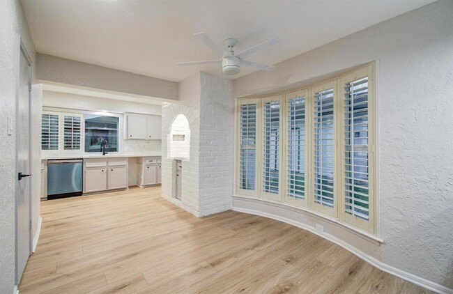 Building Photo - 2202 Briarview Dr