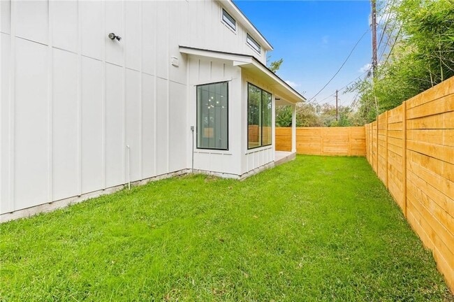 Building Photo - 3321 Hemlock Ave