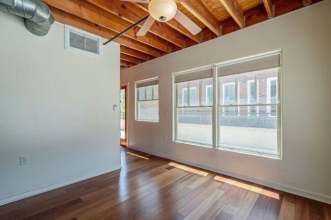 Building Photo - Live Downtown! Move Right In!