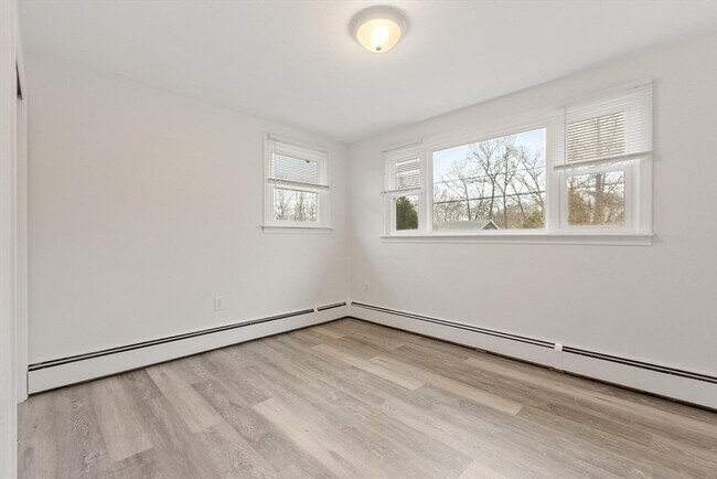 Building Photo - 45 Kinglet Dr