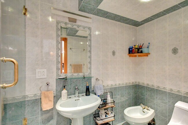 Building Photo - 300 Bayview Dr