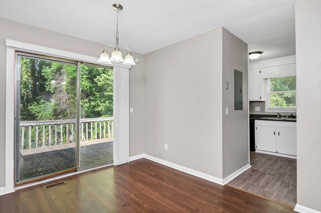 Building Photo - Beautifully Renovated 3-Bedroom Home in Co...