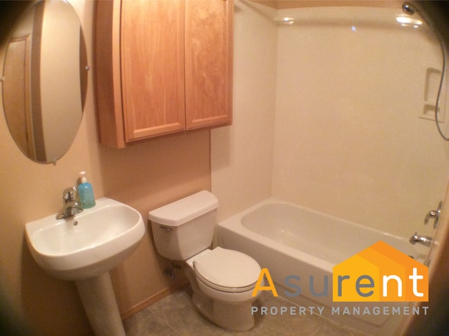 Building Photo - 2-Bedroom Townhouse Close to Hospitals, Great Private, Central Location!