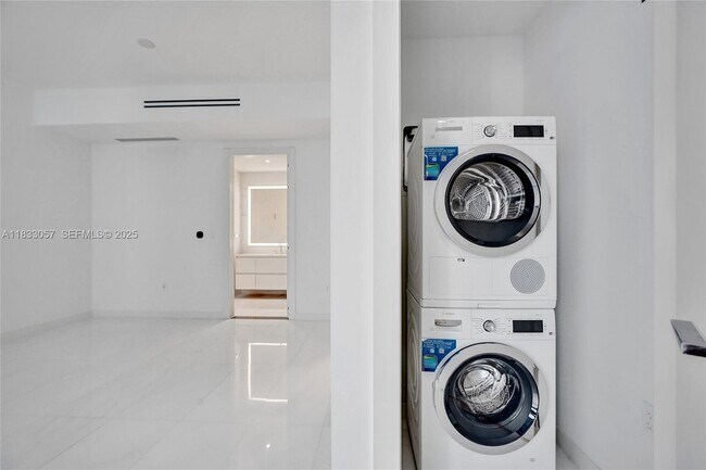 Building Photo - 300 Biscayne Blvd Way