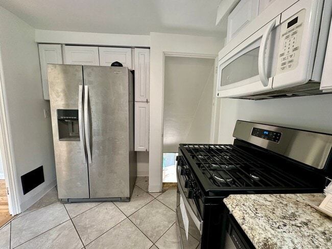 Building Photo - 975 Elizabeth St