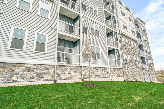 Building Photo - 2 Stratton Dr