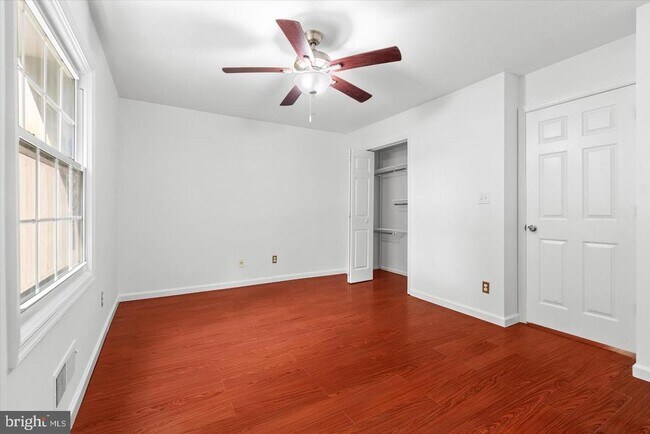 Building Photo - 8123 Kingsway Ct