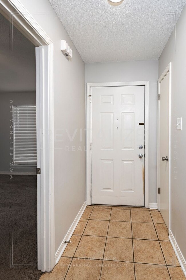 Building Photo - Alluring 3 Bed 2 Bath Home by Medal of Honor Park!