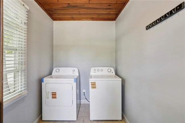 Building Photo - 2266 N Shallowford Rd