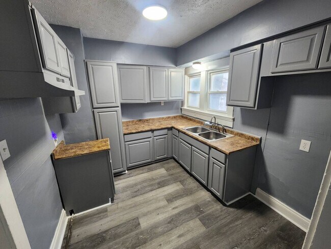 Building Photo - Charming 3-Bedroom Property in Prime Location