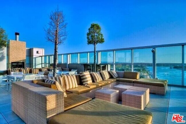 Building Photo - 13700 Marina Pointe Dr