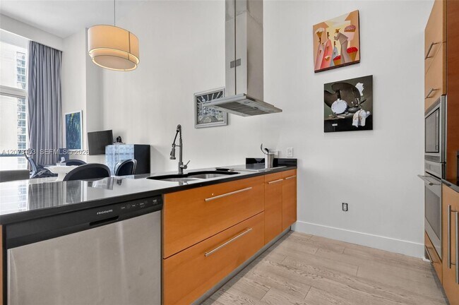 Building Photo - 485 Brickell Ave