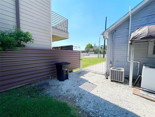 Building Photo - 4516 Katy Fwy