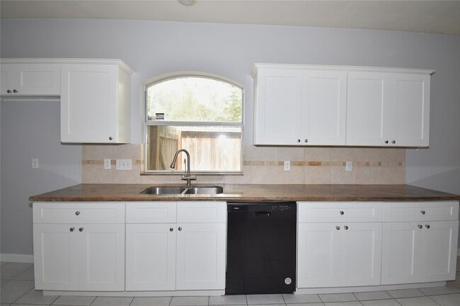 Building Photo - 20703 Whitevine Way