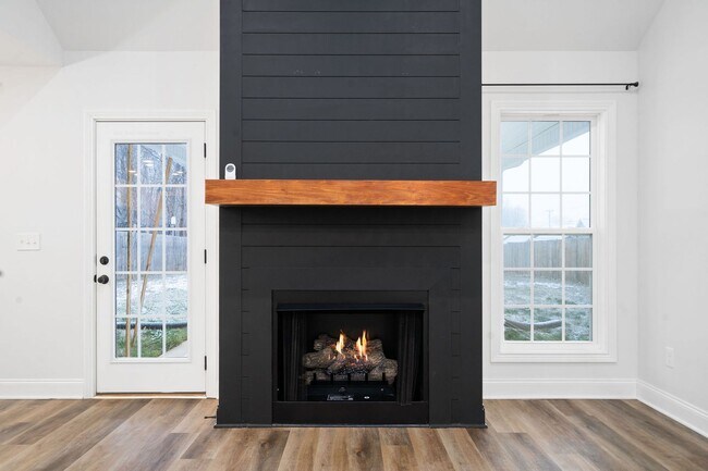 Building Photo - Pet Friendly Three Bedroom with Bonus!