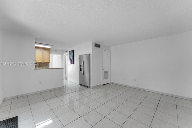 Building Photo - 10832 N Kendall Dr