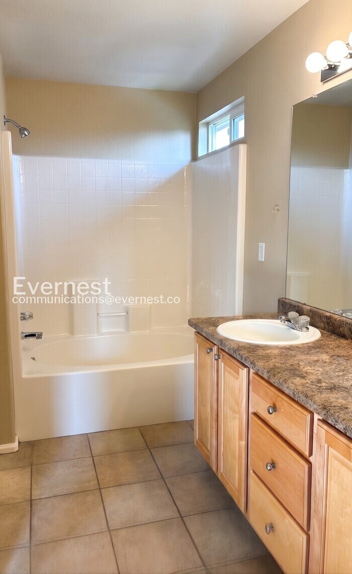 Building Photo - 1121 Fenwick Dr