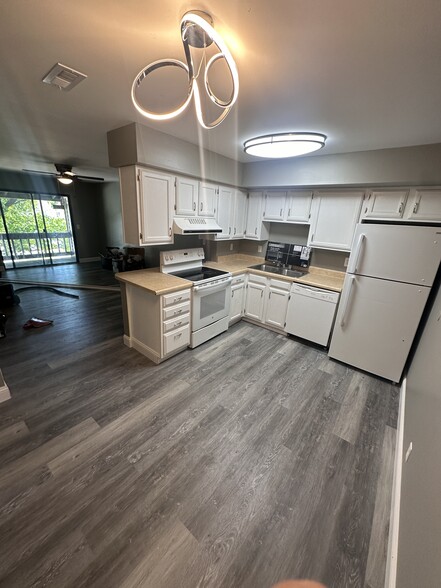 Kitchen looking into living room - 1609 Summergate Pkwy