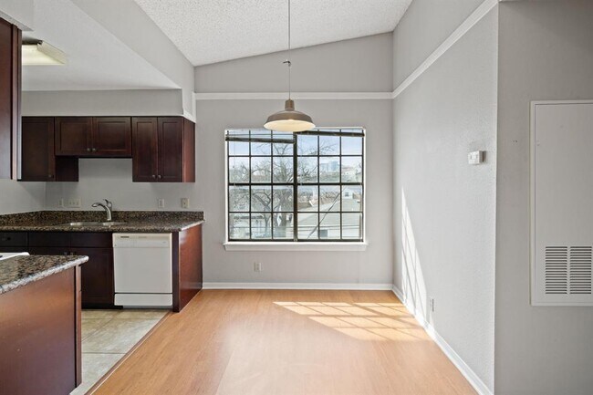 Building Photo - 203 E 31st St