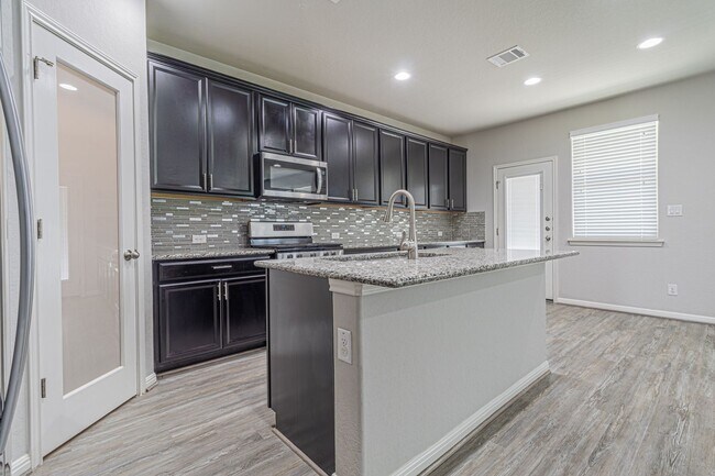 Building Photo - GORGEOUS 4BR 2.5 BATH WITH LOTS OF NEIGHBORHOOD AMENITIES! Available August 7th!