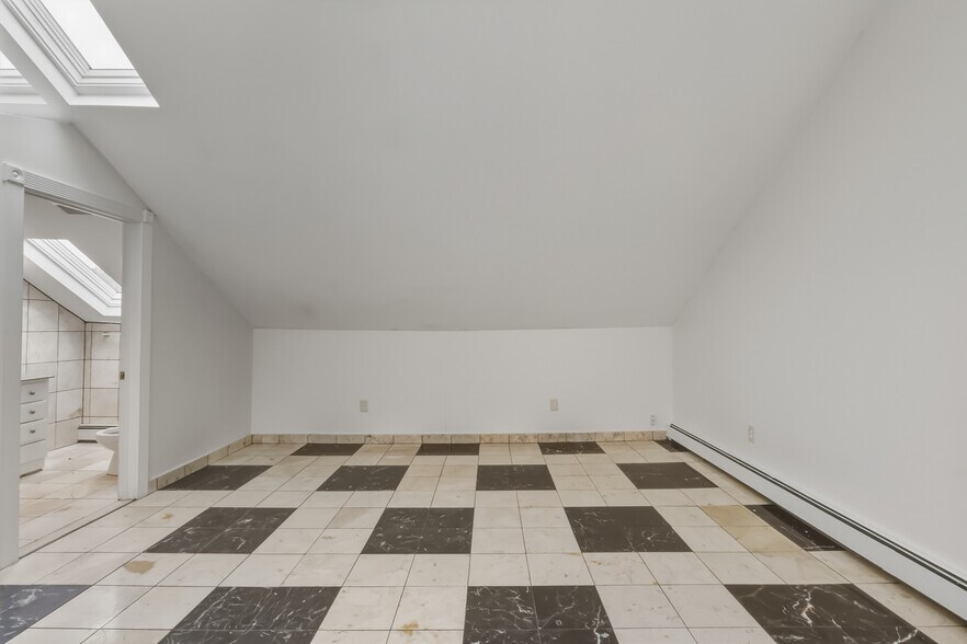 Building Photo - 571 Somerville Ave