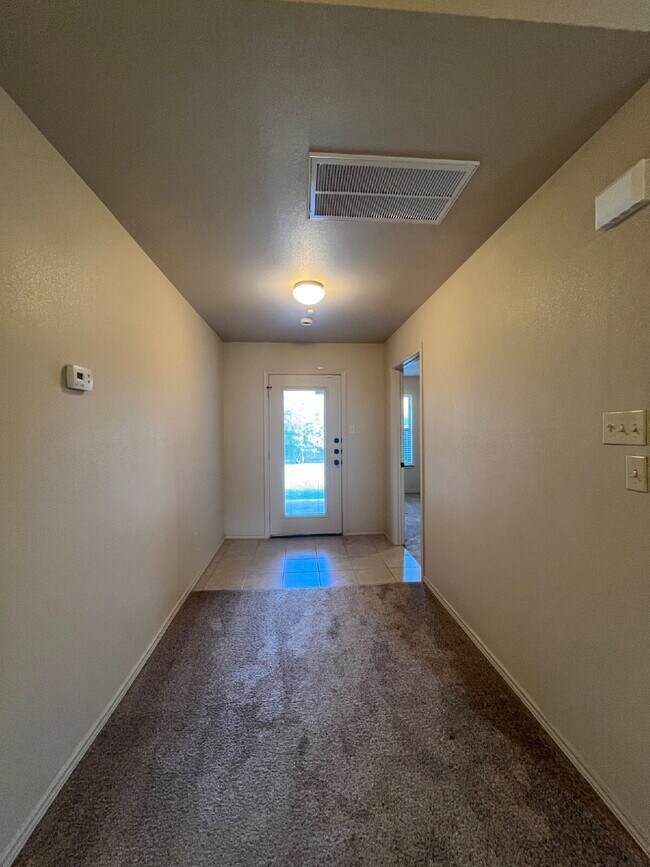 Building Photo - Cute 3/2/2 townhome in the Lubbock-Cooper ...
