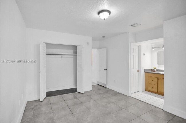 Building Photo - 1860 Venice Park Dr