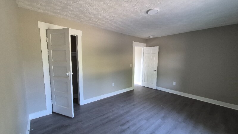 Building Photo - 916 Riverview Terrace