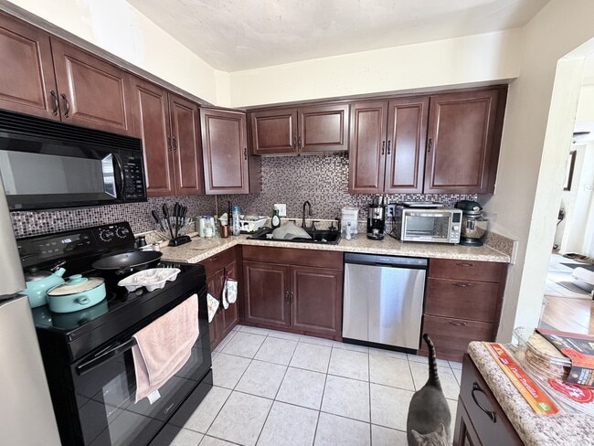 Building Photo - 3327 Lakecrest Rd