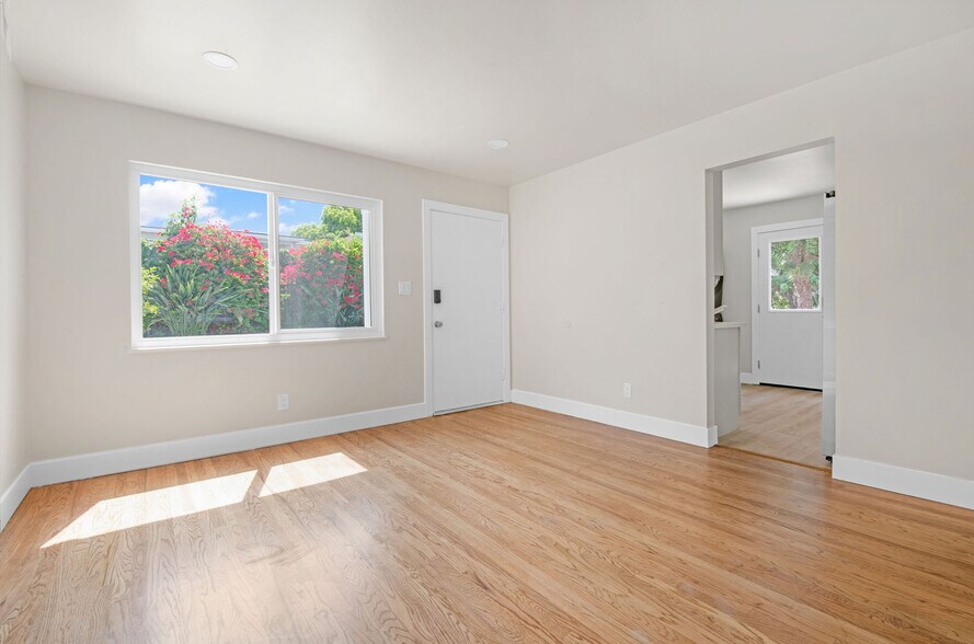 additional view of the living room - 9211 Earl St