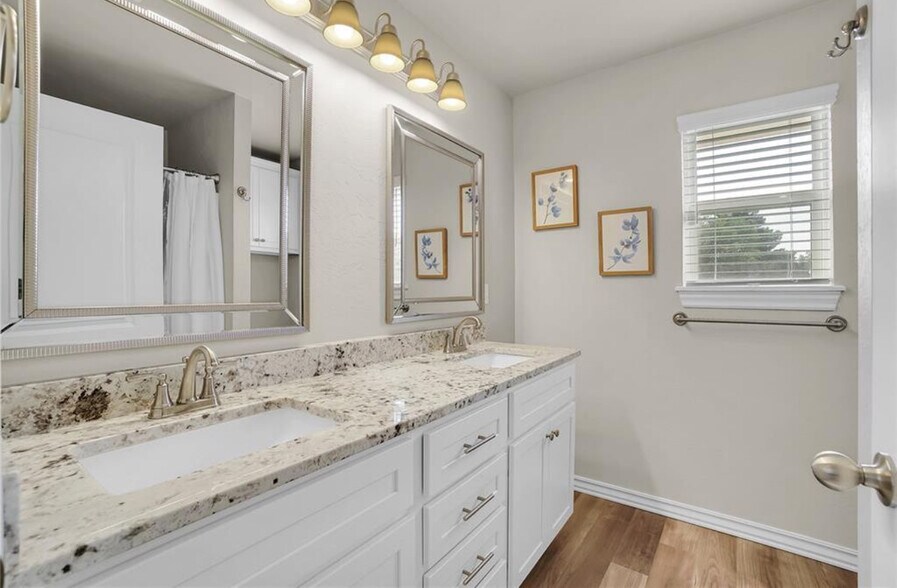 Building Photo - 1004 Village Dr