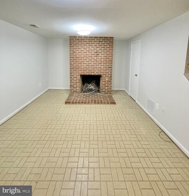 Building Photo - 1208 W Abingdon Dr