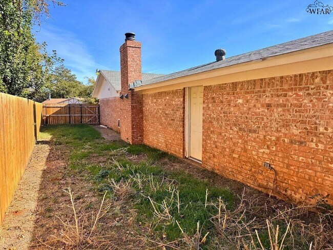 Building Photo - 1408 Normandy Dr