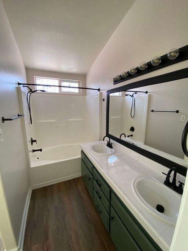 Building Photo - Silver Creek Beauty