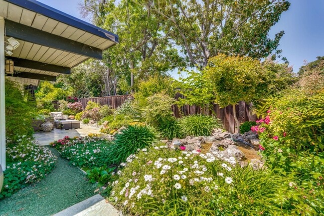 Building Photo - Gorgeous 4 Bed, 2 Bath Eichler in Sunnyvale