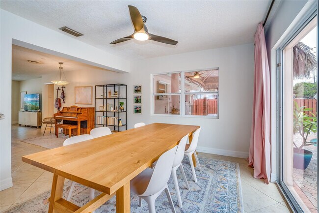 Building Photo - 1512 E Hawthorne Cir