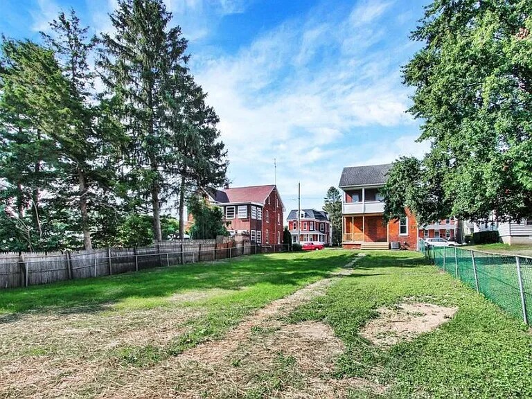 Building Photo - 558 Baer Ave